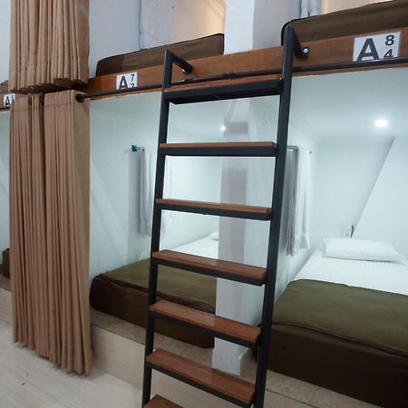 Lucky Hostel Batununggul Luaran gambar