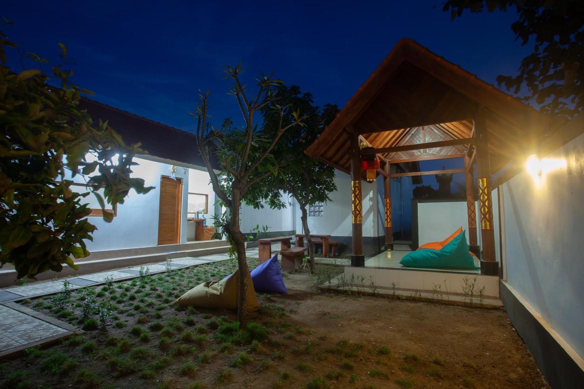Lucky Hostel Batununggul Luaran gambar