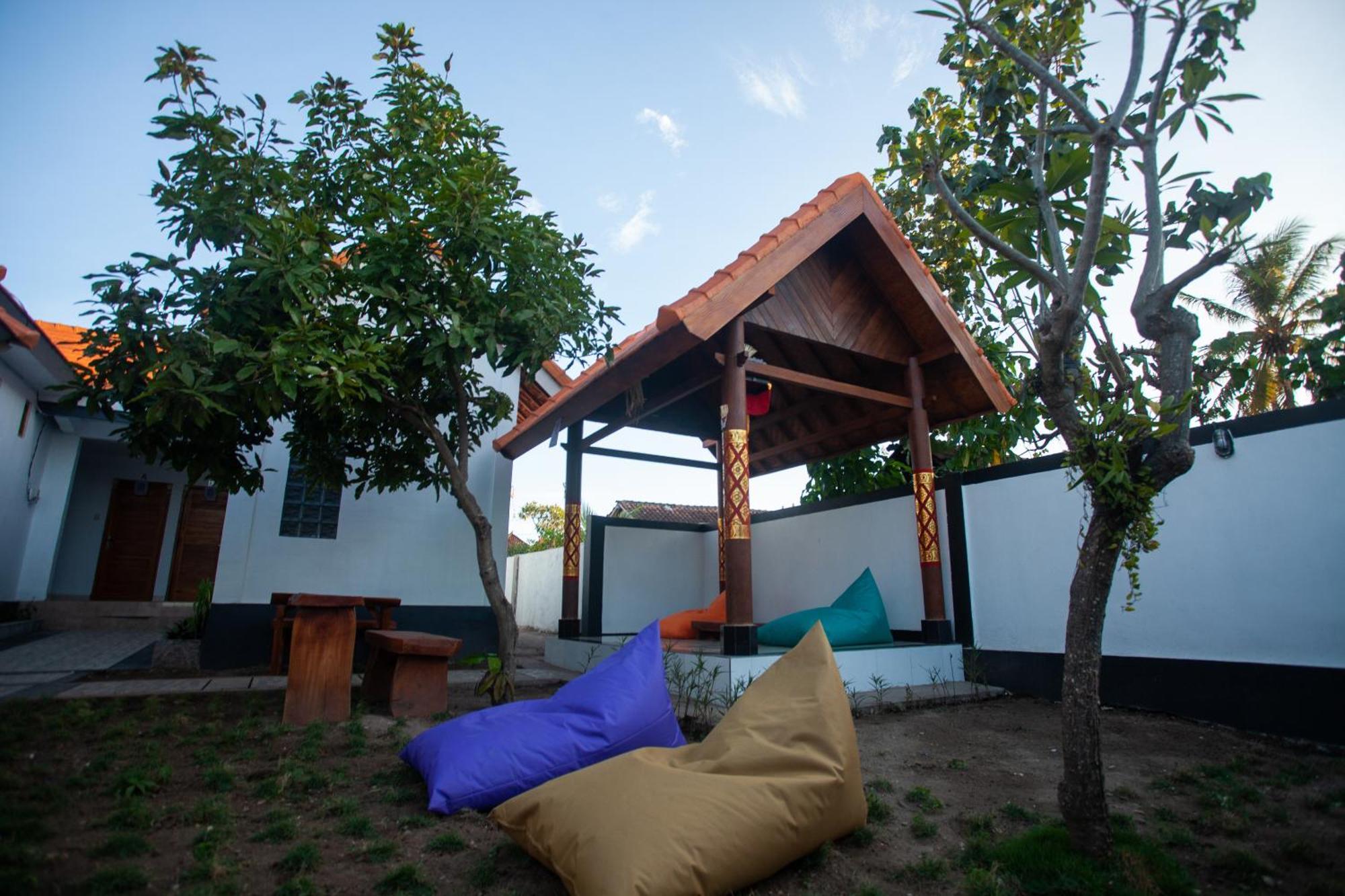 Lucky Hostel Batununggul Luaran gambar