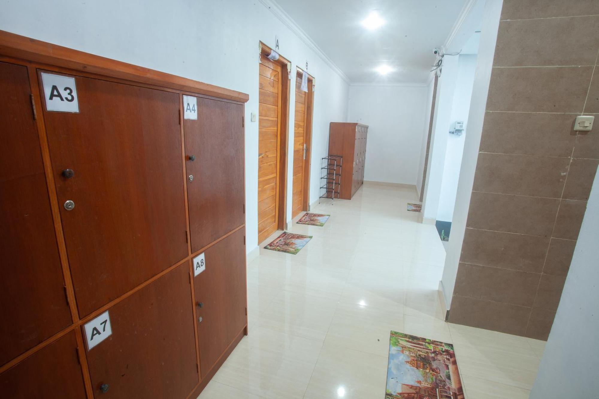 Lucky Hostel Batununggul Luaran gambar