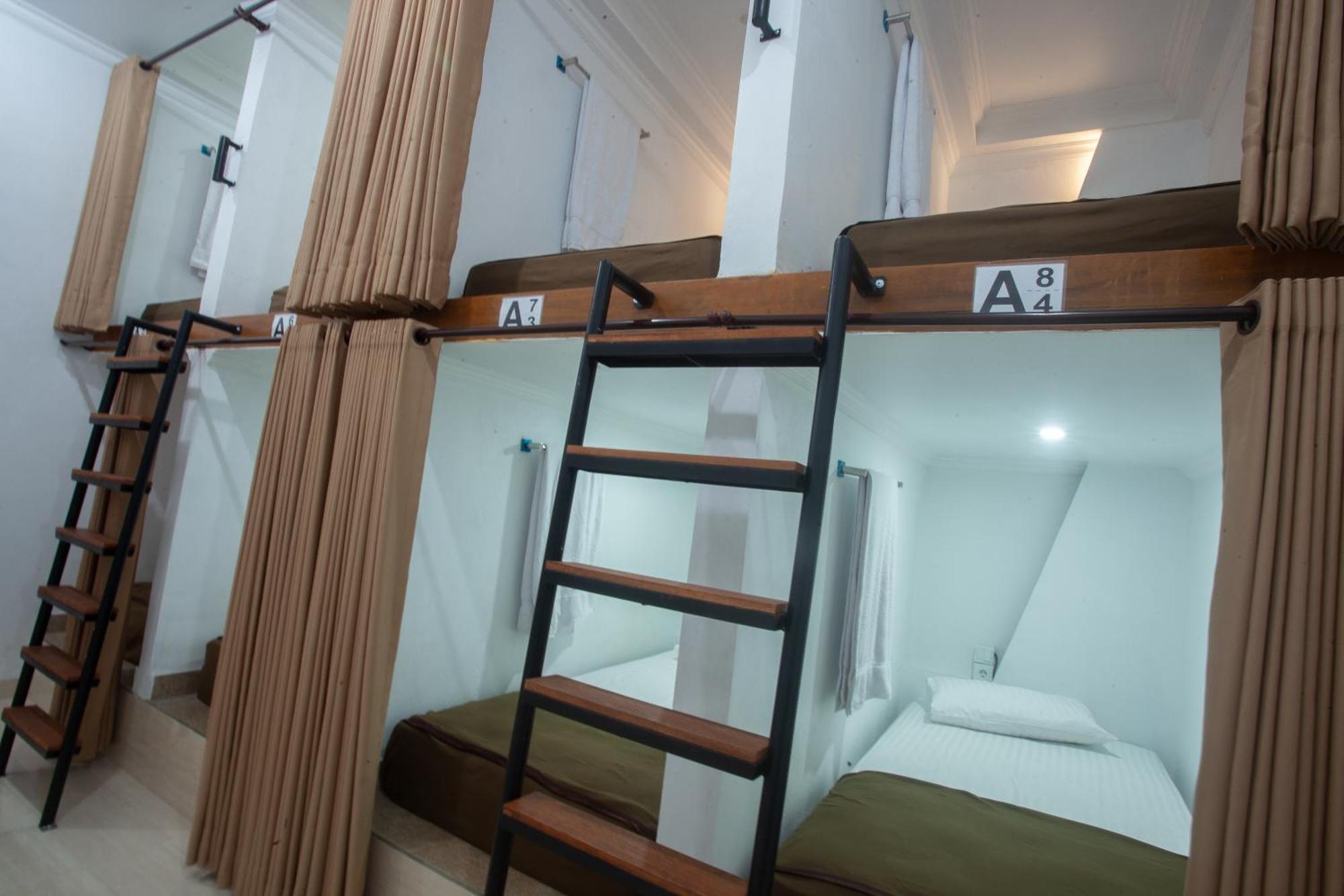Lucky Hostel Batununggul Luaran gambar