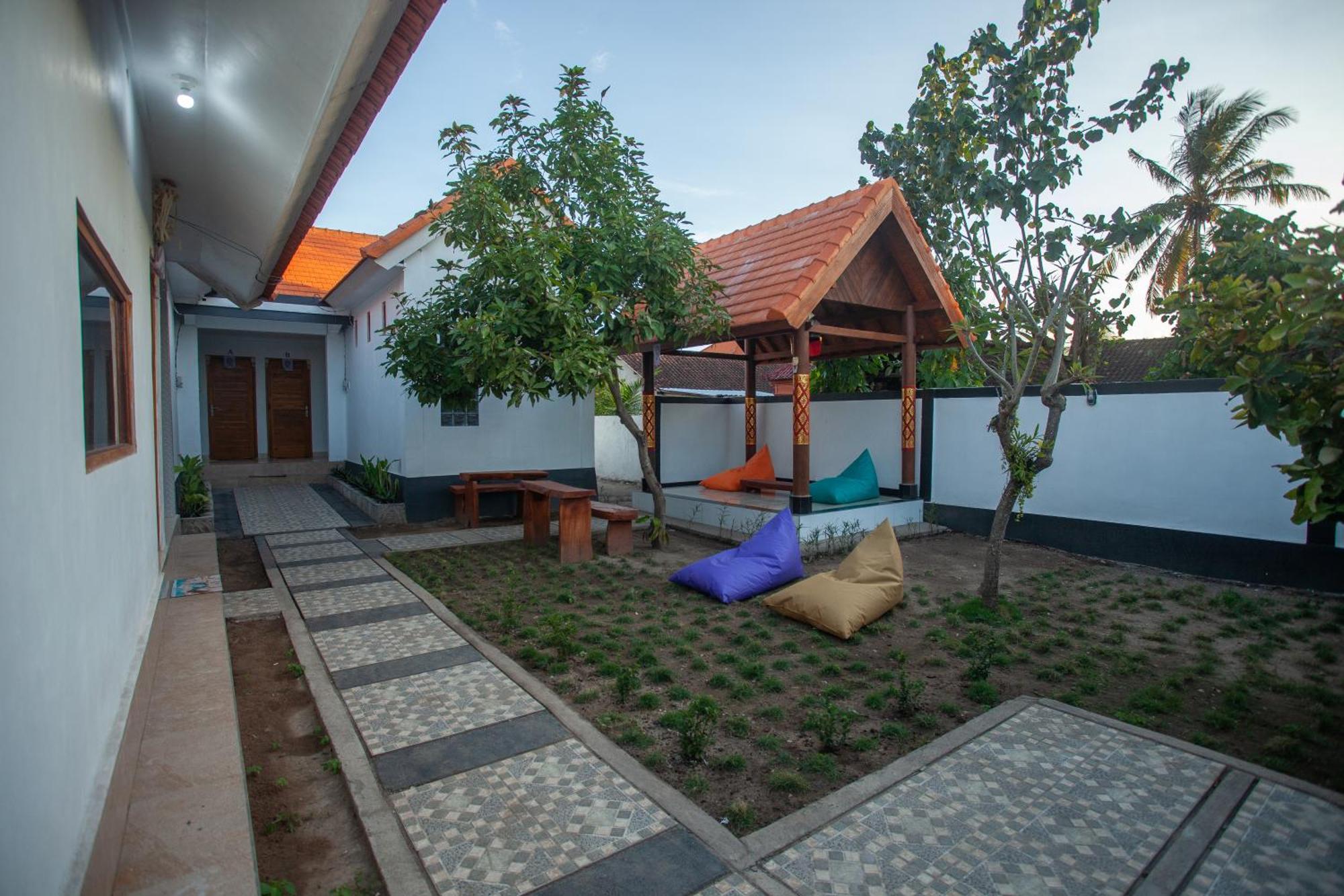 Lucky Hostel Batununggul Luaran gambar