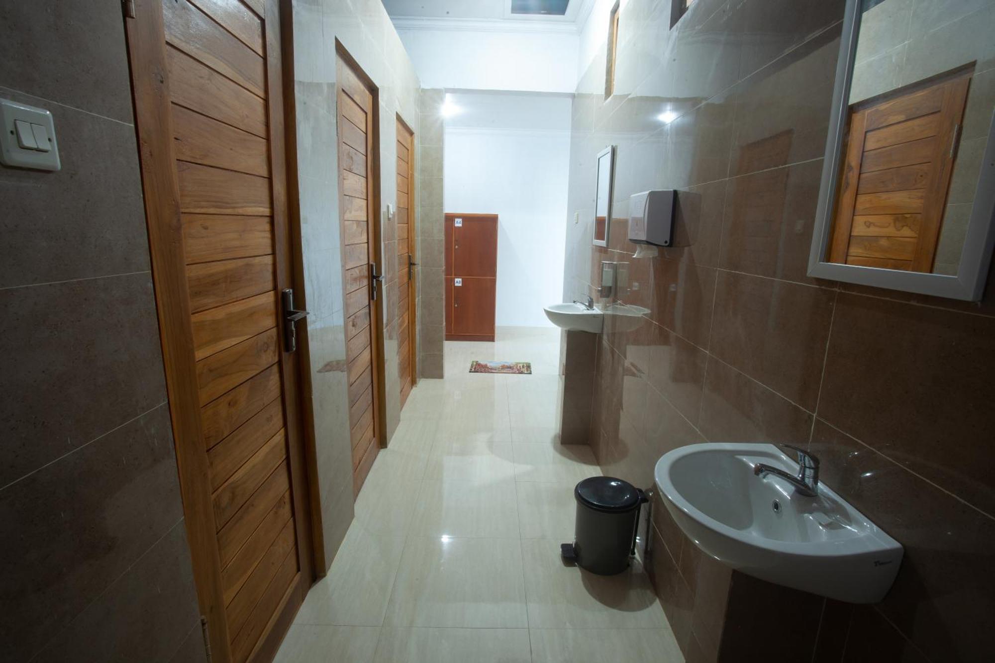 Lucky Hostel Batununggul Luaran gambar