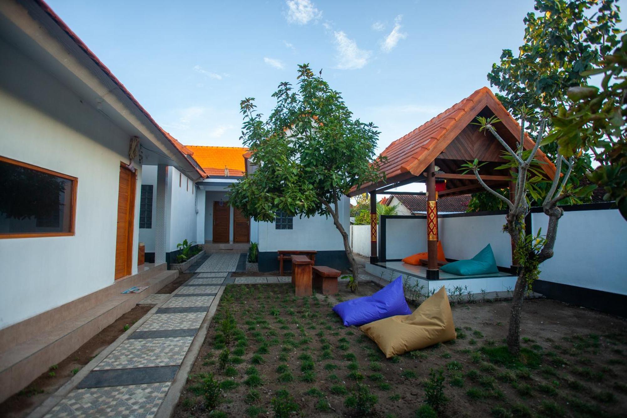 Lucky Hostel Batununggul Luaran gambar