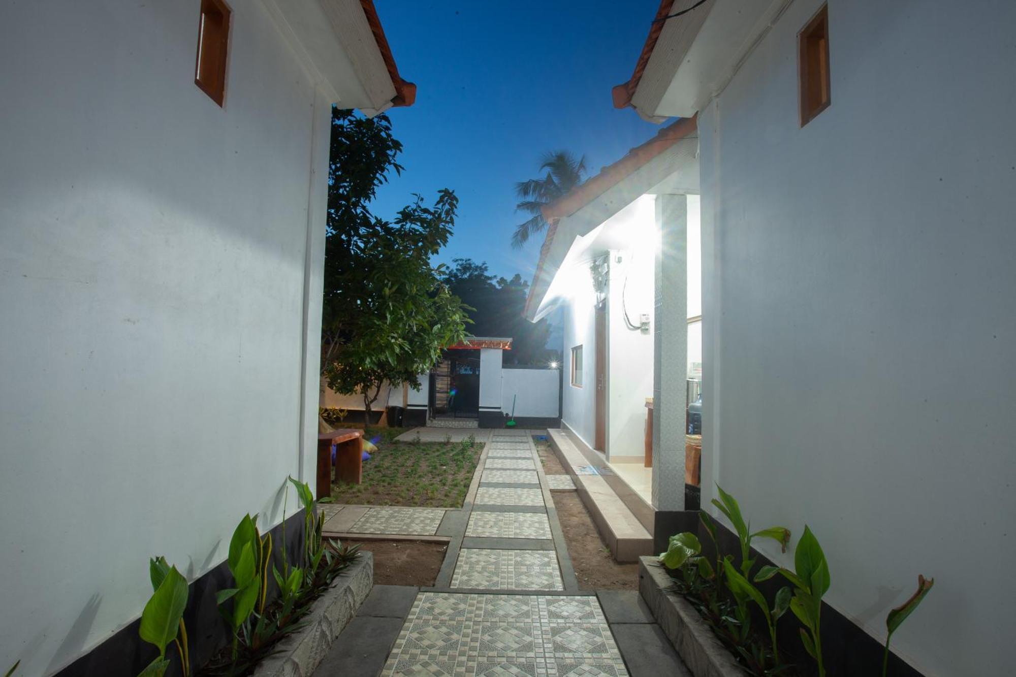 Lucky Hostel Batununggul Luaran gambar