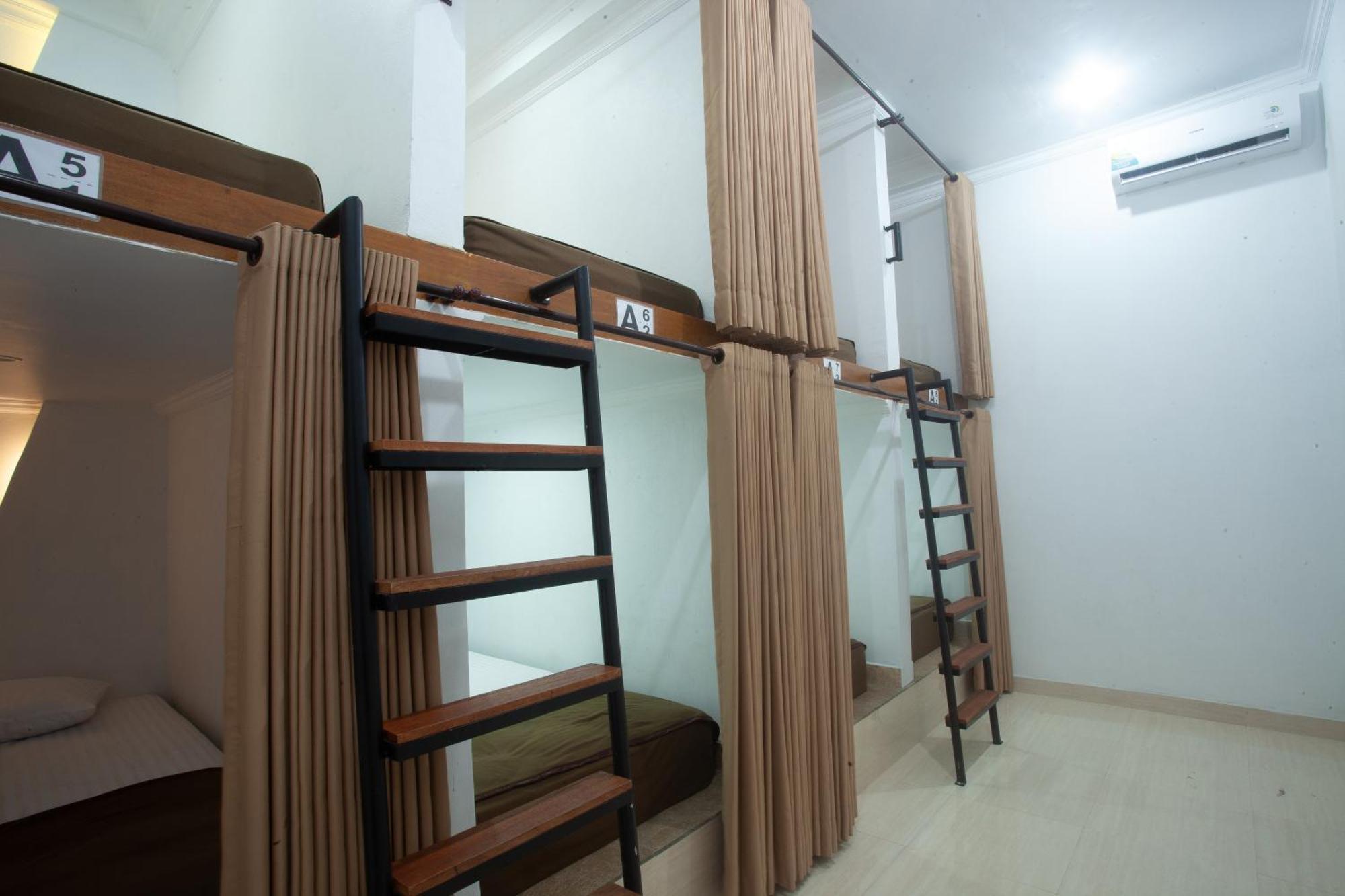 Lucky Hostel Batununggul Luaran gambar