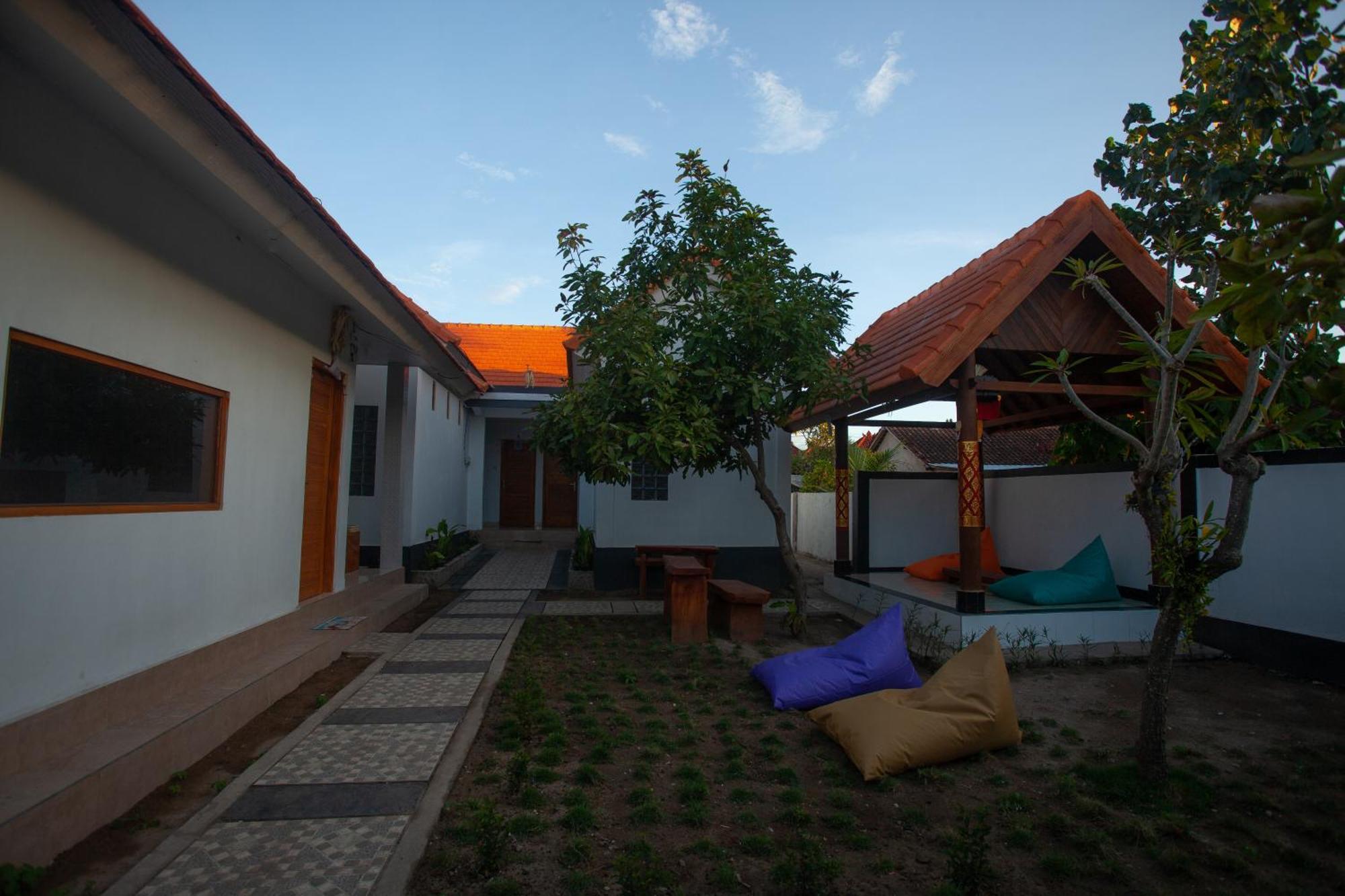 Lucky Hostel Batununggul Luaran gambar