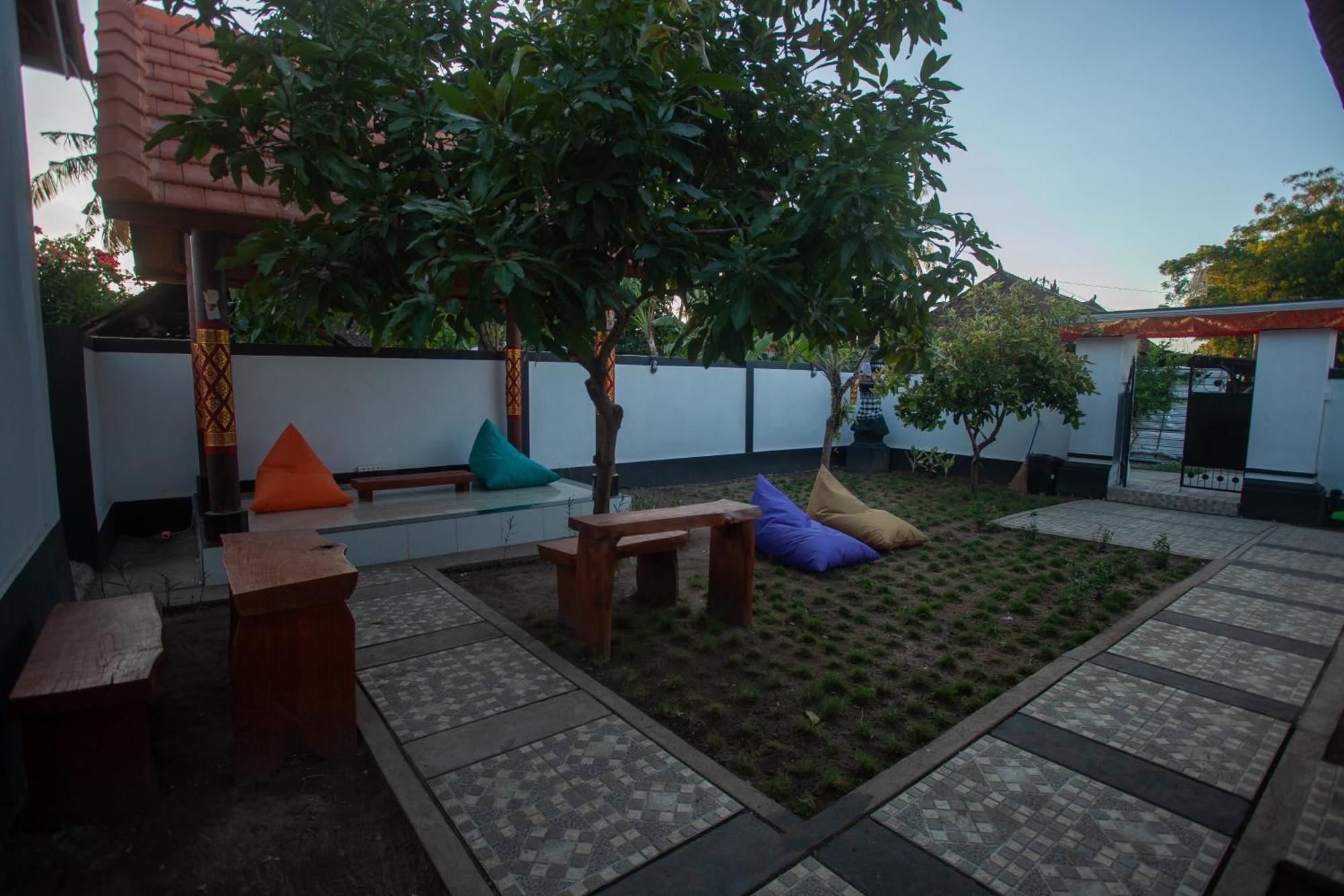 Lucky Hostel Batununggul Luaran gambar