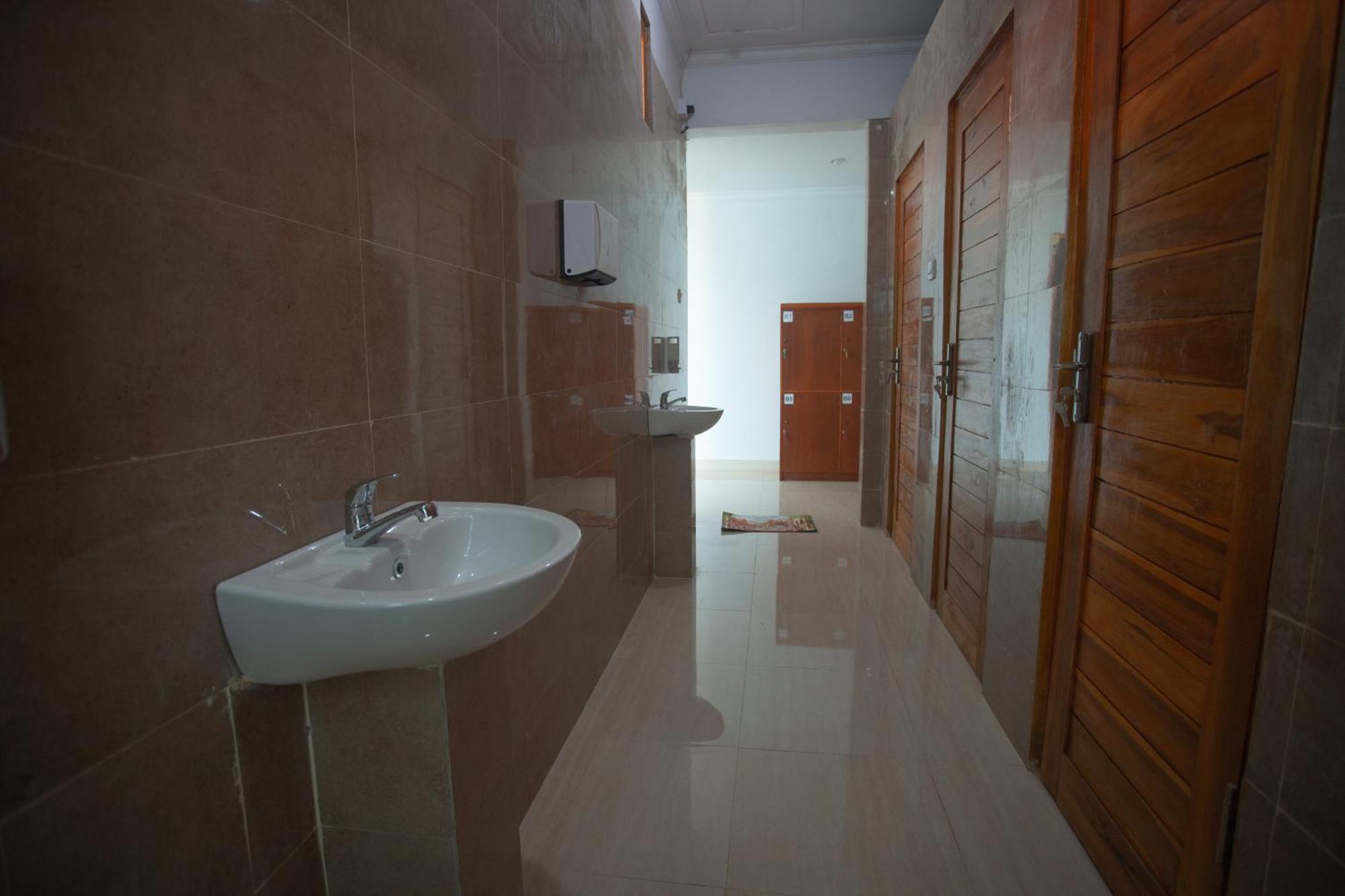 Lucky Hostel Batununggul Luaran gambar
