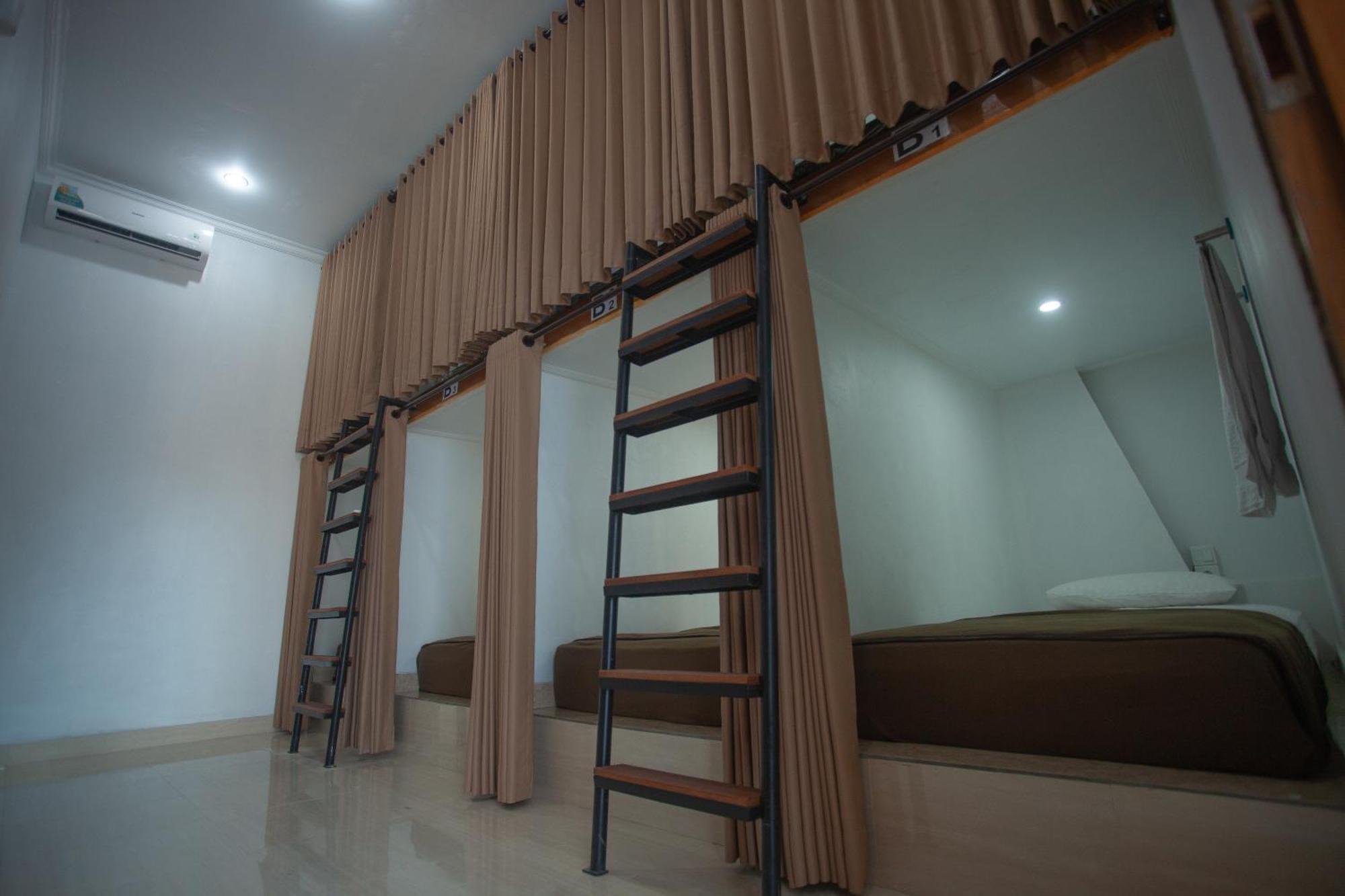 Lucky Hostel Batununggul Luaran gambar