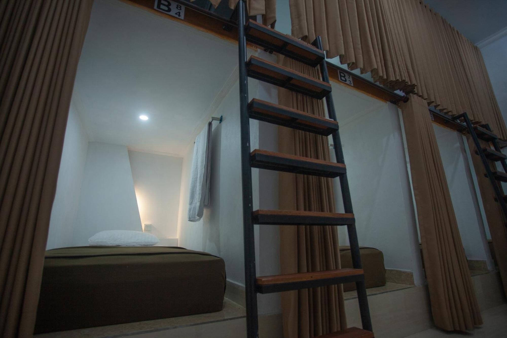 Lucky Hostel Batununggul Luaran gambar