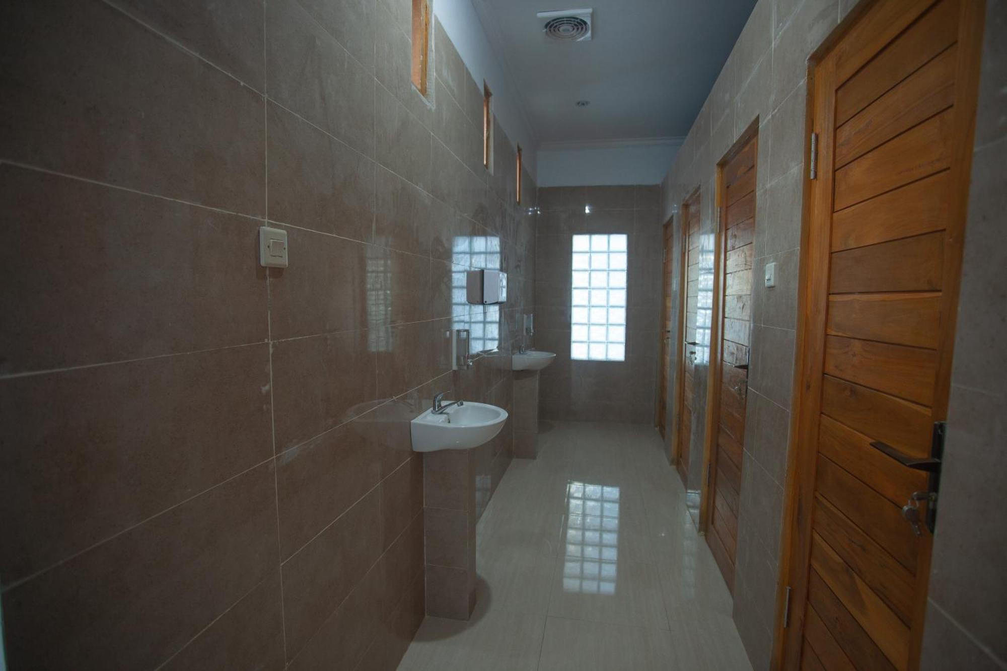 Lucky Hostel Batununggul Luaran gambar