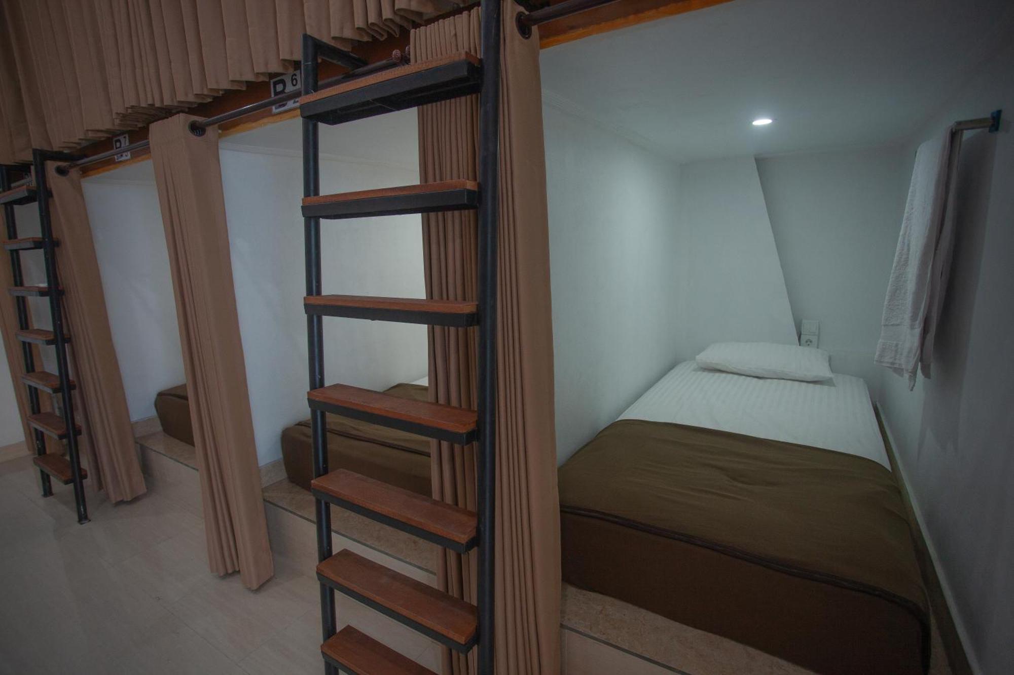 Lucky Hostel Batununggul Luaran gambar