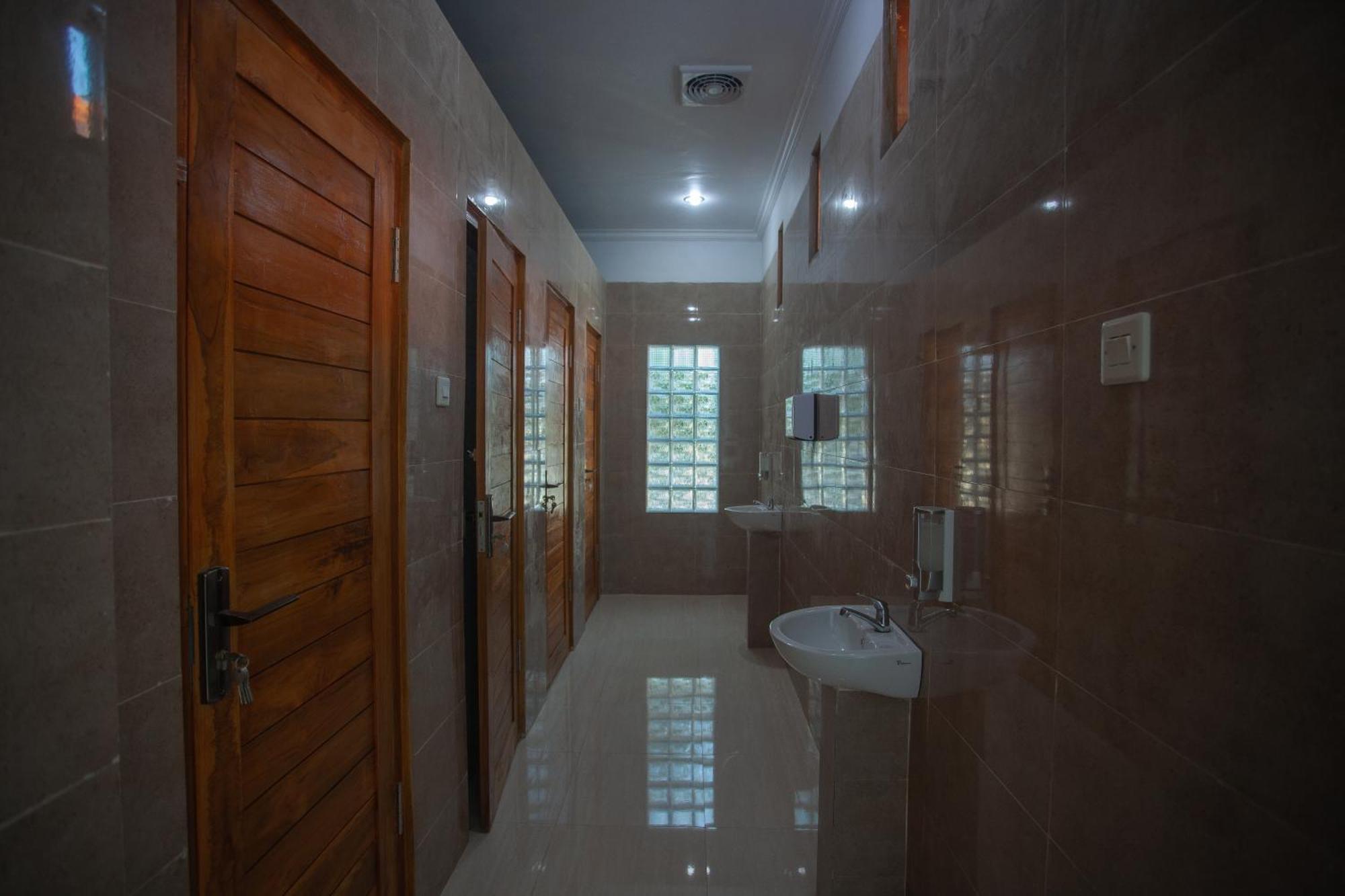 Lucky Hostel Batununggul Luaran gambar