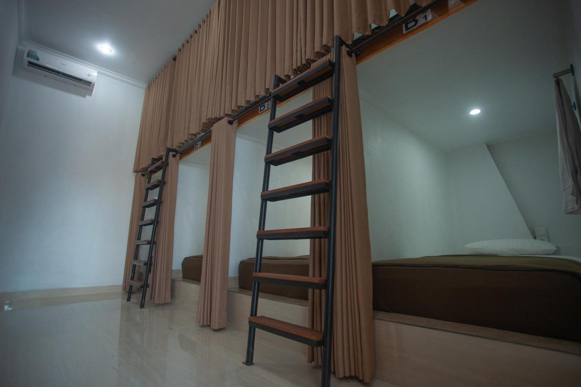Lucky Hostel Batununggul Luaran gambar