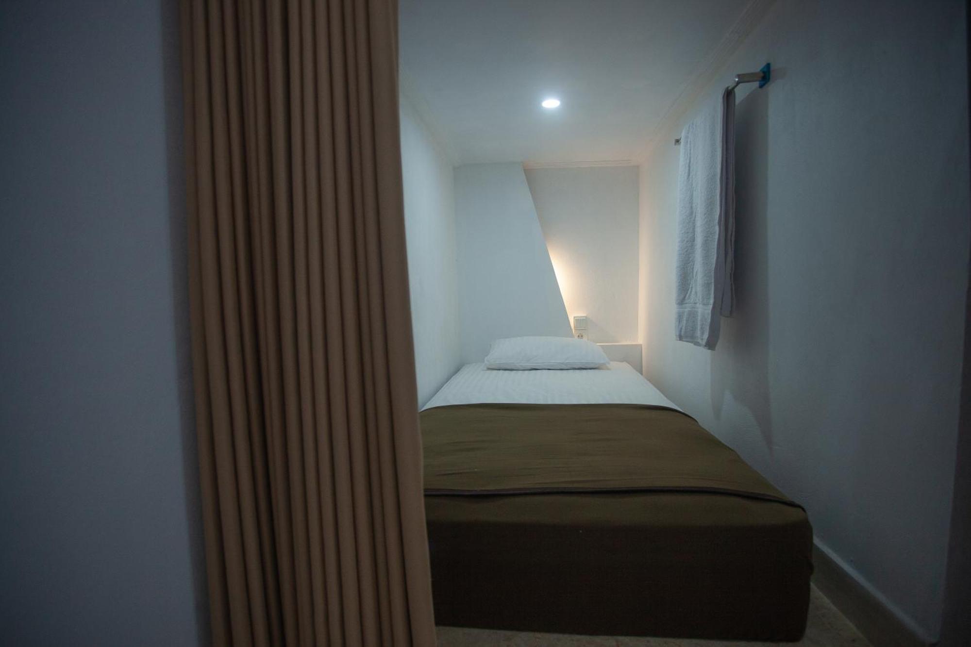 Lucky Hostel Batununggul Luaran gambar