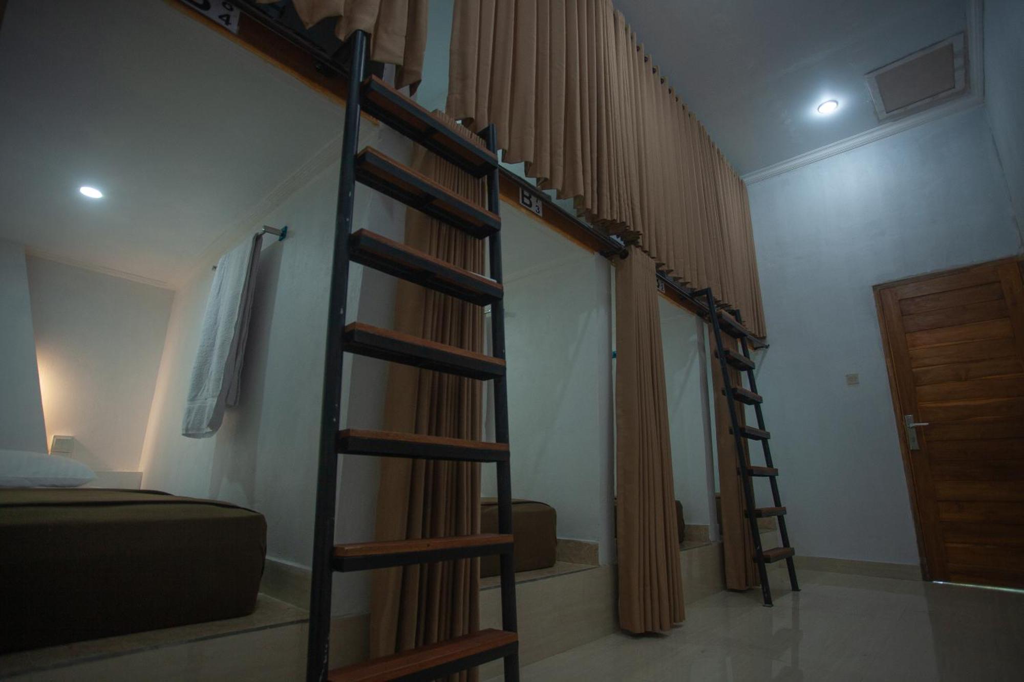 Lucky Hostel Batununggul Luaran gambar
