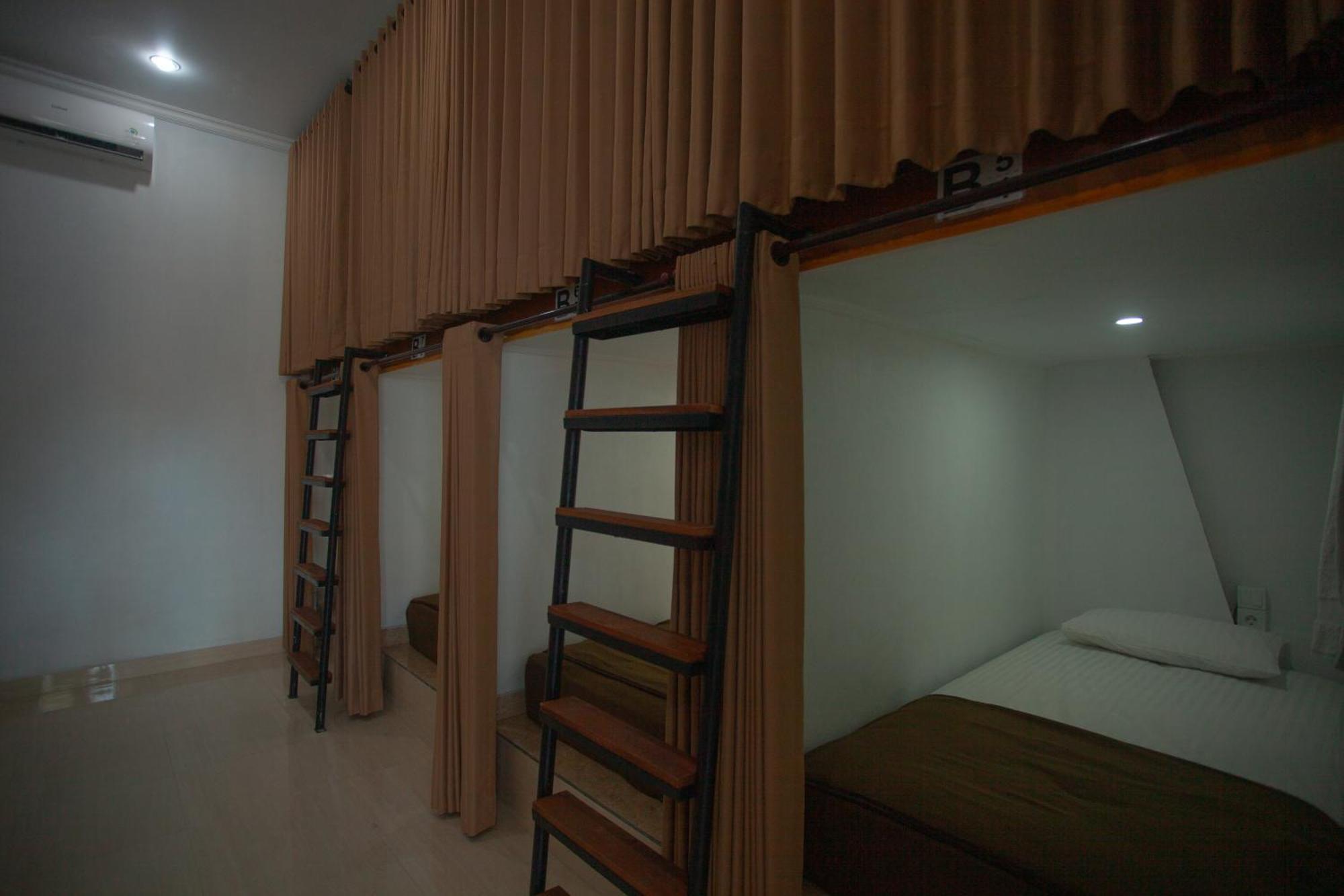 Lucky Hostel Batununggul Luaran gambar
