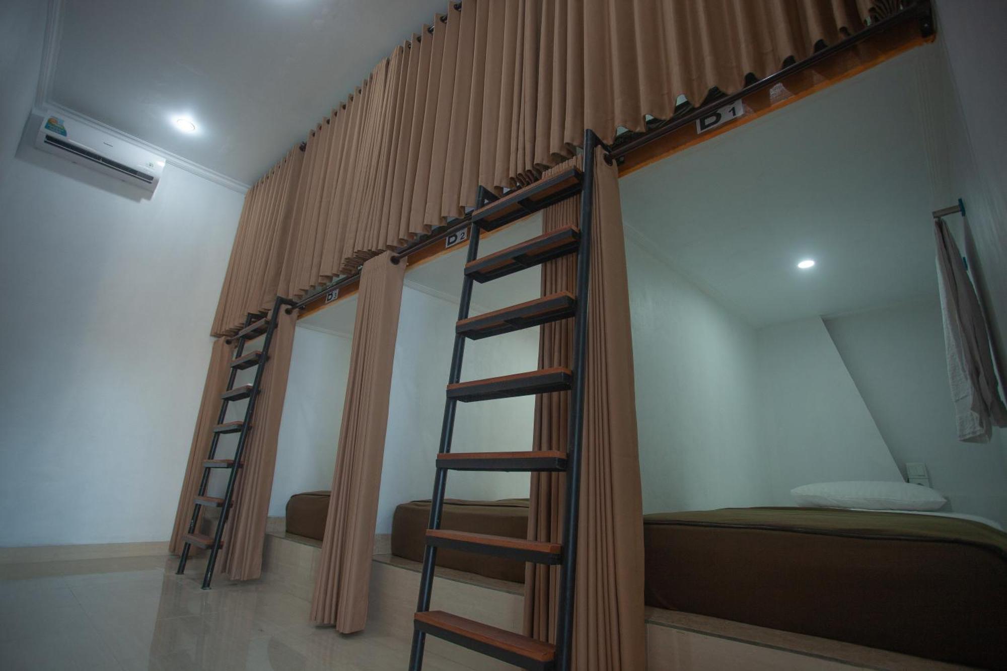 Lucky Hostel Batununggul Luaran gambar