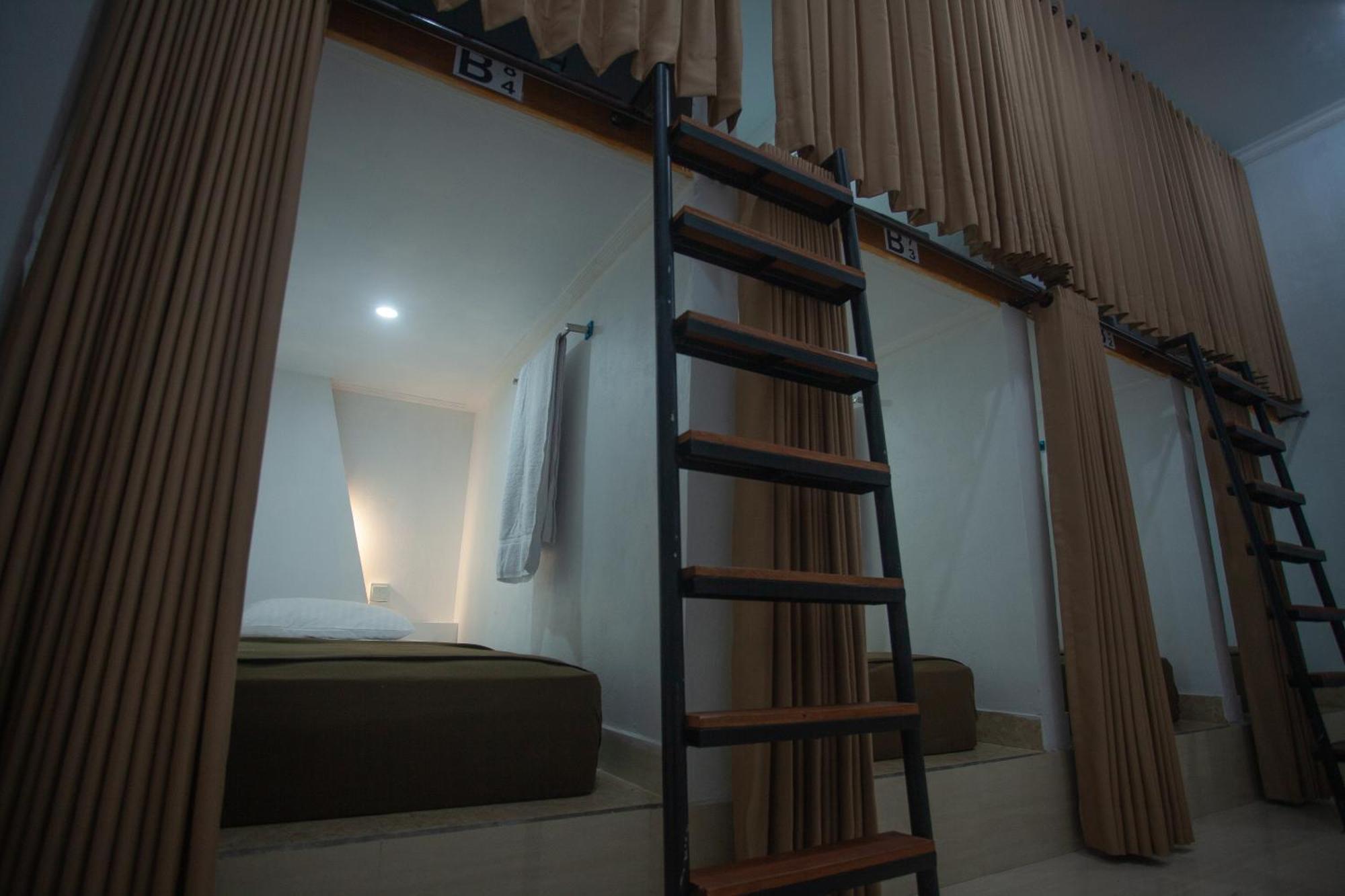 Lucky Hostel Batununggul Luaran gambar
