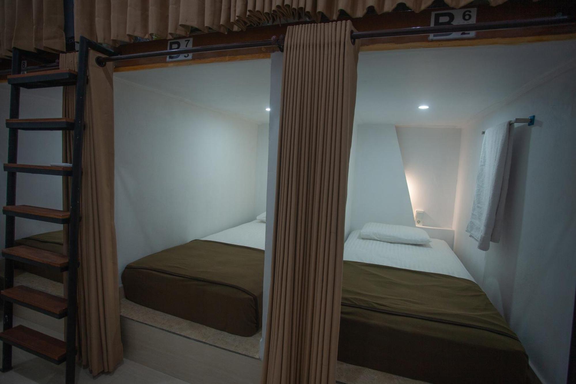 Lucky Hostel Batununggul Luaran gambar
