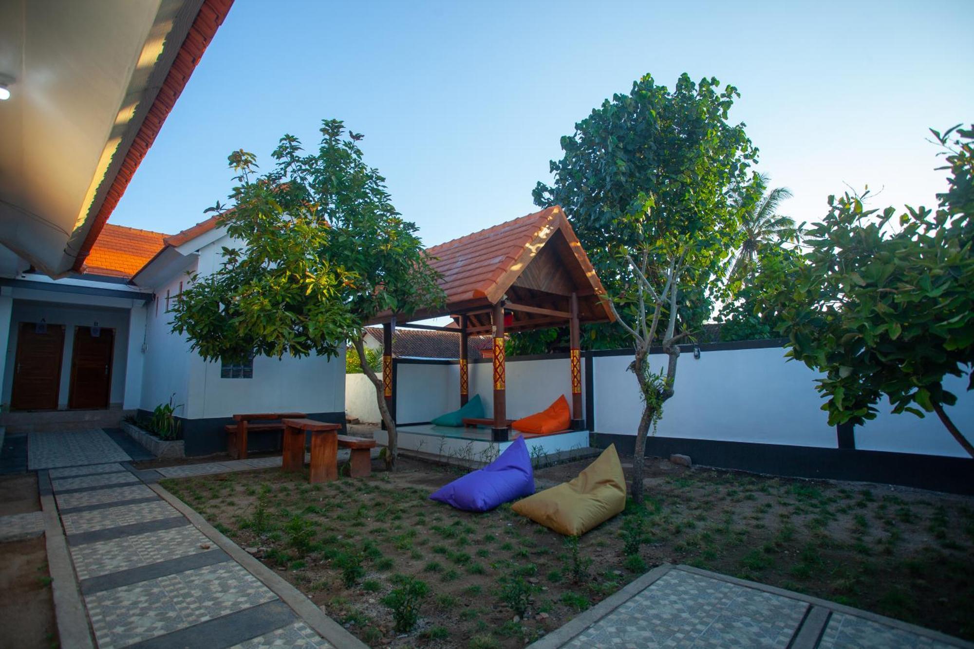 Lucky Hostel Batununggul Luaran gambar