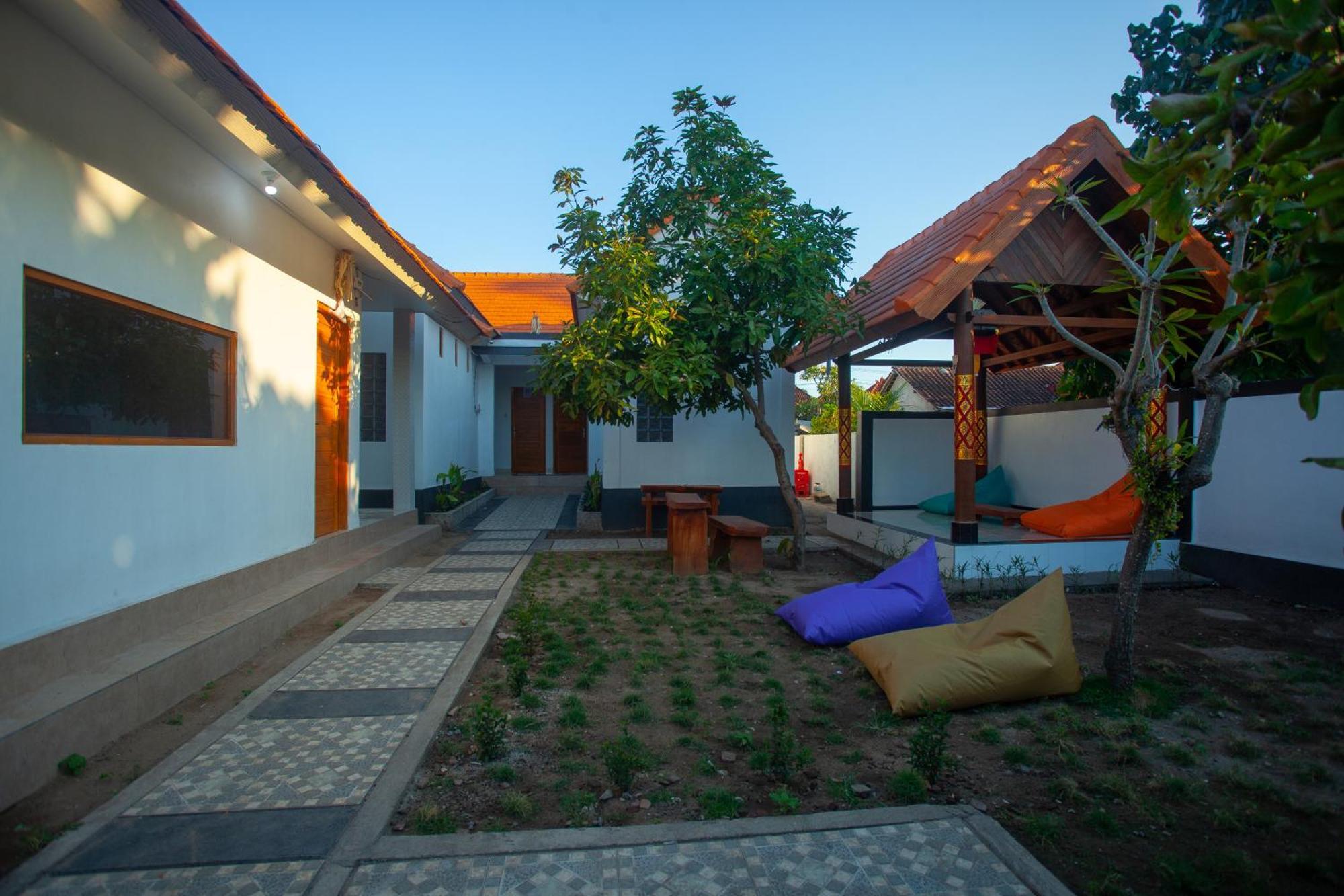 Lucky Hostel Batununggul Luaran gambar