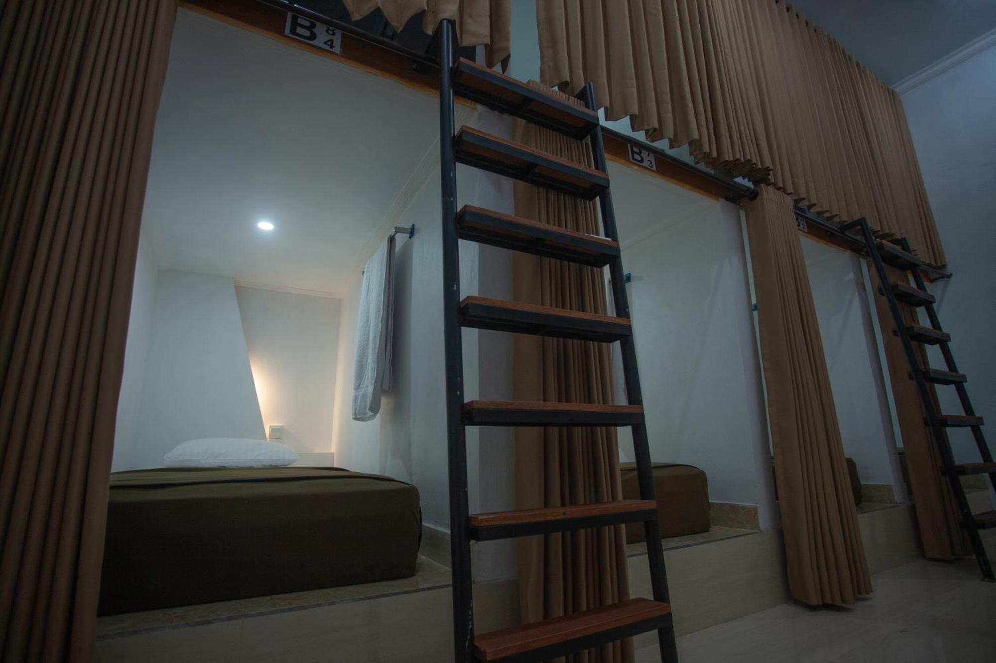 Lucky Hostel Batununggul Luaran gambar