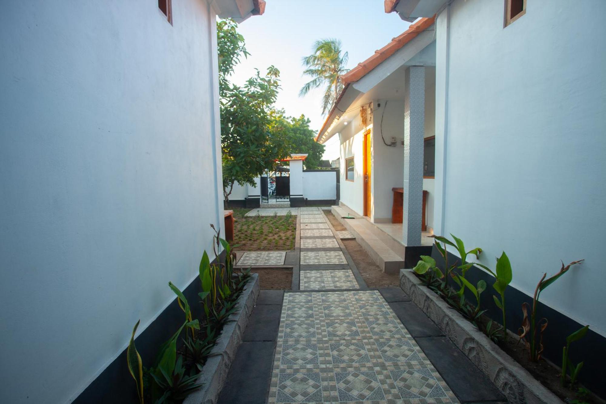 Lucky Hostel Batununggul Luaran gambar