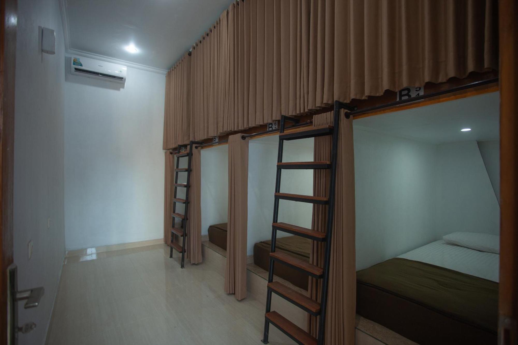 Lucky Hostel Batununggul Luaran gambar